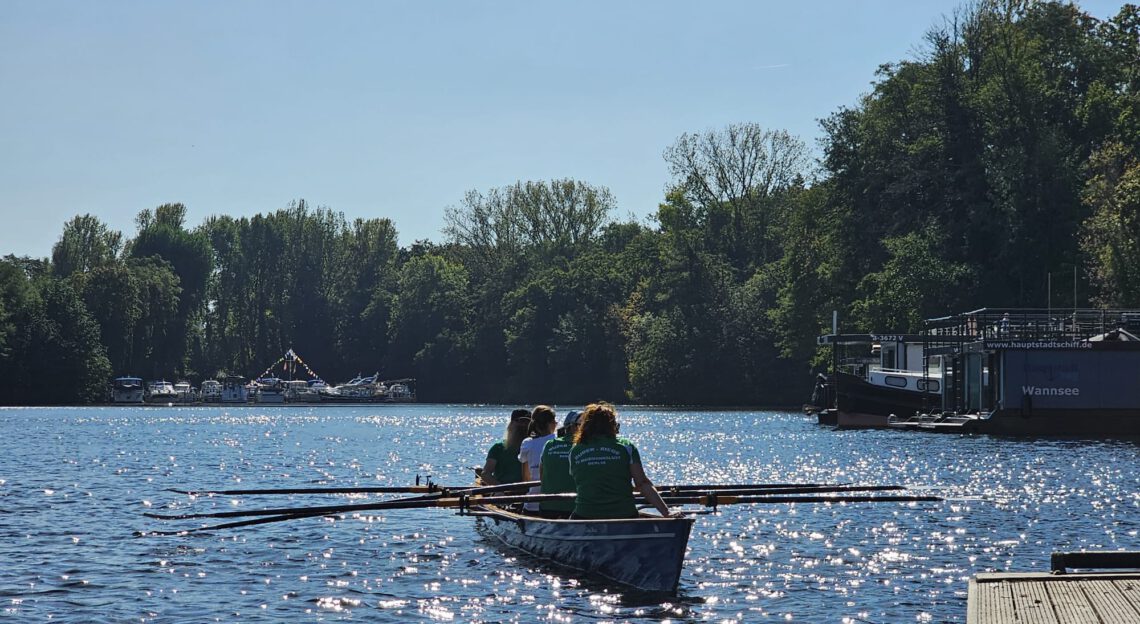 Ruderboot Dicke Marie mit Ruderinnen
