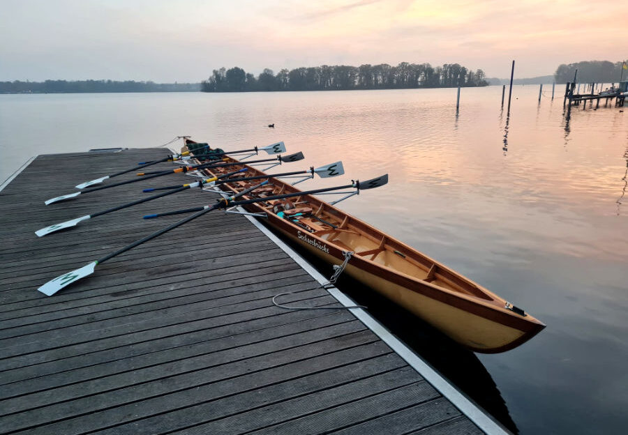 Ruderboot am Steg im Winter Tegeler See
