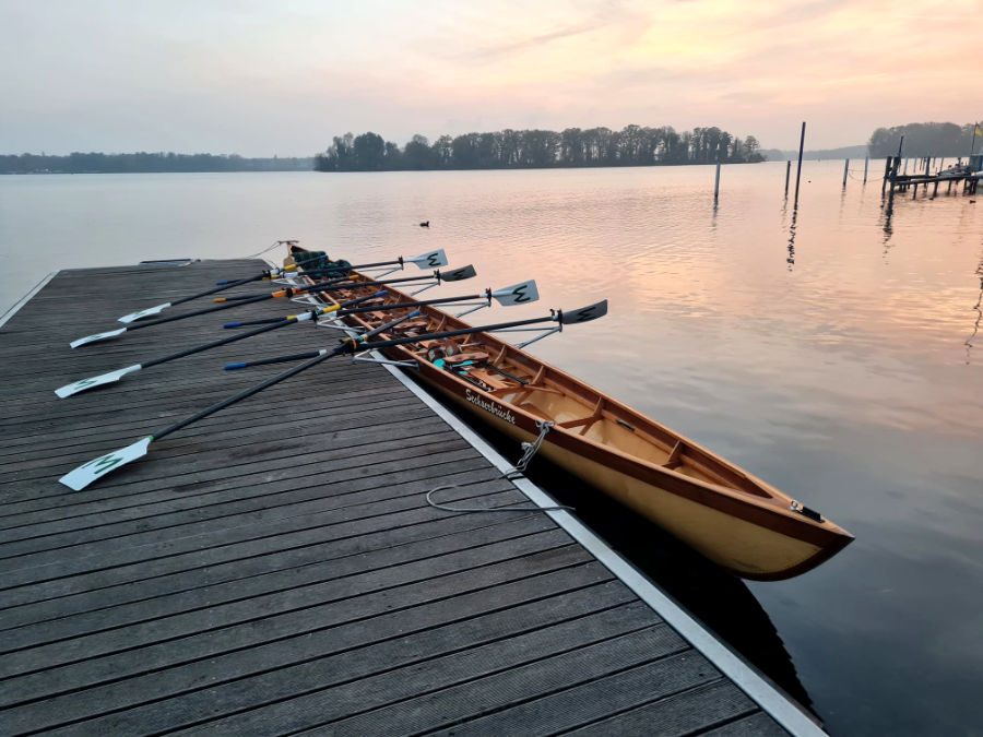 Ruderboot am Steg im Winter Tegeler See