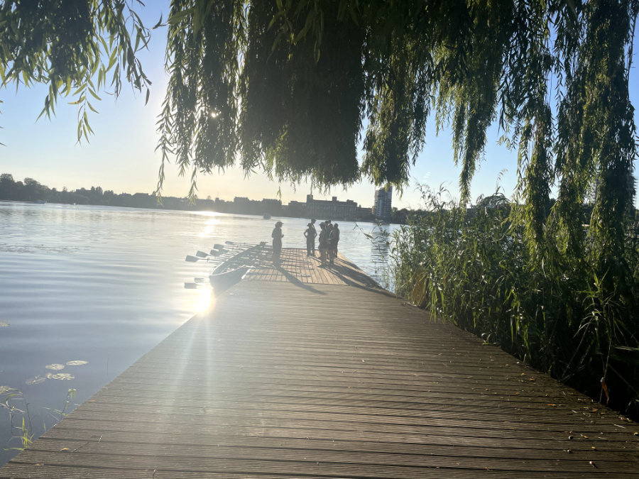 Ruderboot am Steg in Spandau