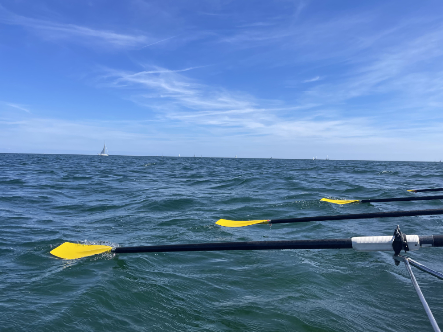 Ruderboot mit Skulls in den Wellen auf der Ostsee